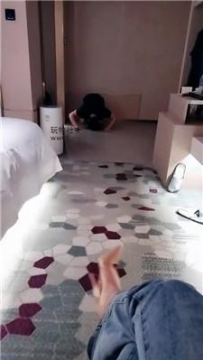 【调教视频】【小任老师】骑马跪舔高跟/掐乳喂口水 bf50376