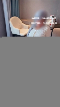 小女友 桌下裸足猛搓鸡鸡吐奶