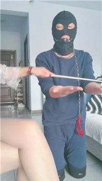 【调教视频】【鱼主】口球塞嘴/藤条抽/头顶鞋 JS250405-1