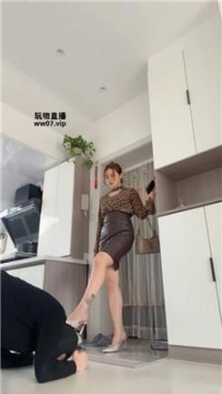 【调教视频】【黛帝】舔吃粉色内裤/高跟碾压踩 JS250428-1