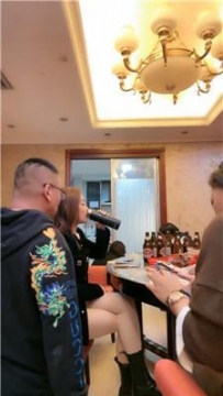 【调教视频】【冷月大大】闺蜜聚会-贱奴桌底伺候【三视角版】 bf51967