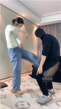 【调教视频】【女生也能很暴力】抽耳光-雪地靴白袜踩 JS251204-18