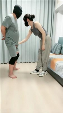 【调教视频】【飒飒小主】黑棉袜气味辱-踢裆抽耳光 JS250703-25