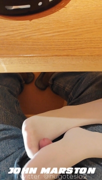 餐厅桌下白丝裸足足交