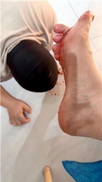 【调教视频】【小奕】玉足脚踩喂食场 JS260210-3