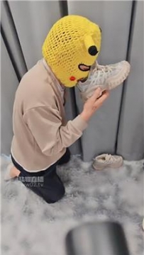 【调教视频】【闪闪】小白鞋白袜脚下喂食踢踹 JS251021-8