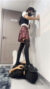【调教视频】【白鹭】及膝黑袜学生妹踩虐 bf57440