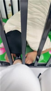 【调教视频】【小奕】囚禁狗笼脚喂食【双视角版】 JS250624-22