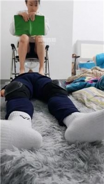 【调教视频】【冷魅】短靴白袜踩踏喂食 JS251225-17