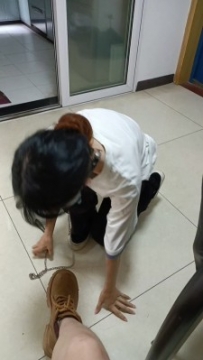 爱可棕色马丁靴玩女M 遛狗磕头 钻跨 白袜除臭舔脚AIK006   JS260414~3