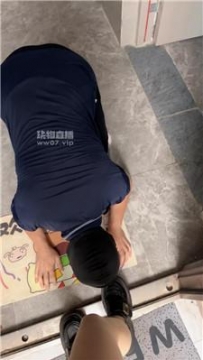 【调教视频】【想念牛奶冰】户外楼道-强迫舔脏鞋底 JS250704-44