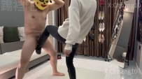 踢裆吧 长靴牛仔裤库里丝各种姿势踢裆丝足隔板足交吐