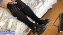 舔玩眼镜学生妹裸足足交吐