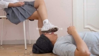 19055【茜茜美】- 脏脏的阿迪小白鞋-踩蛋糕喂食