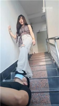 【调教视频】【凤主大大】户外处刑-从楼道到天台 bf56989