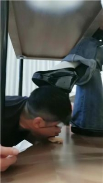 【调教视频】【文文文】素人S桌底踩踏喂食场 JS251022-29