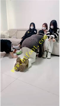 NNTL33400 与精神小妹的那些事】三女神调教小母猫45分钟
