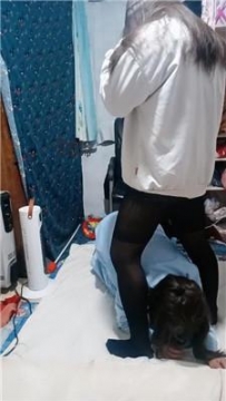 【调教视频】【伪娘和人妻】黑丝脚踩踏护士狗 JS241223-1