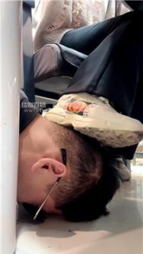 【调教视频】【海海】桌底下脏鞋无意识踩-除臭 JS260212-8