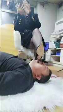 【调教视频】【乐爷】酸臭黑丝恋足狂舔  JS260105-15