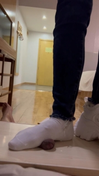 素人小姐姐厚底运动鞋+棉袜隔板暴力踩吐