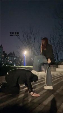 【调教视频】【黑兔】户外S-大学生小白鞋虐打 bf51390