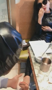 TL1276 歌迪丝S 主人在酒楼边吃饭边调教贱狗 0210