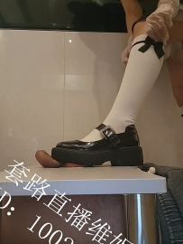 套路直播维尼双人白袜皮鞋光脚丫足交吐奶