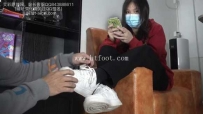 30201  【樱女王】樱女王同桌丹丹享受脚奴的舔脚服务，非常享受！