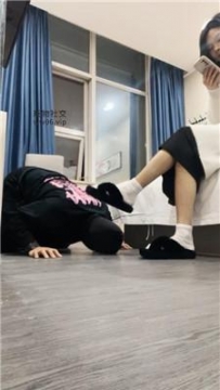 【调教视频】【沐沐大大】毛拖鞋配白袜玩虐家奴 JS250114-28