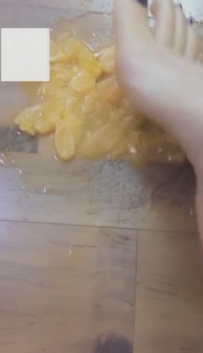 15374【安妮】裸足踩踏食物喂食