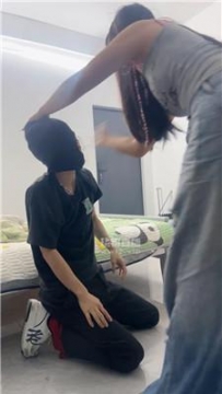 【调教视频】【九月】双S-精神小妹暴力虐打【双视角版】 JS250818-15