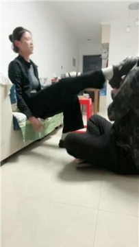 【调教视频】【锅盖导演】拖鞋踩踏-抽耳光重度虐 bf52396