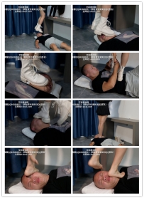 超长时间暴踩狗头光脚穿靴子跳踩头部脸上鞋印清晰可见