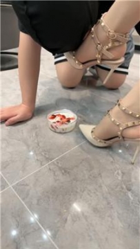 【调教视频】【三千女王】铆钉高跟肉丝脚喂食 JS250507-5