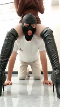 【调教视频】【安主】胯下羞辱-长靴玩虐-裸足狂舔 JS251006-38
