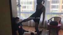 c22129 黑丝高跟踢打虐乳丝袜塞嘴