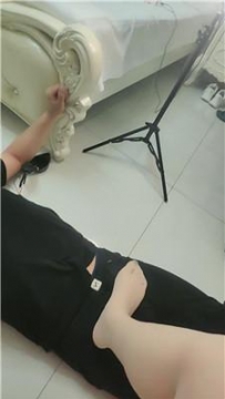 【调教视频】【吟雪】肉丝脚舔-赏赐圣水 JS250327-17