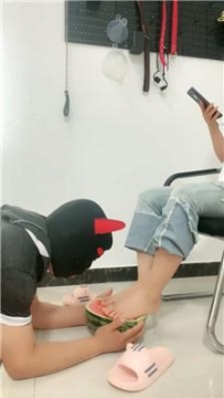 【调教视频】【五公主】脚丫踩踏喂西瓜 JS250528-1