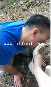 TL15954 悦主S下完雨小树林吃鞋底泥全程粗口辱骂27分钟