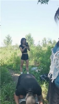 【调教视频】【梦梦女王】双S-户外-运动鞋棉袜踩贱奴【双视角版】JS250627-21