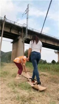 【调教视频】【夸梨】户外训化骚母狗 bf57244