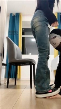 【调教视频】【妙妙】碾压狗爪/强制闻鞋/高跟踩踏/牛仔裤坐脸 bf49563