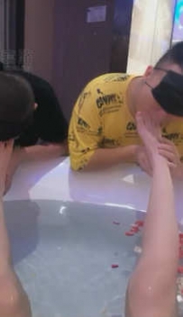 TL9599 维妮 两个贱狗伺候主人洗澡
