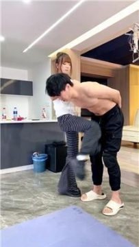 【调教视频】【麋鹿银儿】超美女新人暴打踹头/踢裆残虐升级/双狗深喉 bf60855