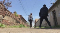 25392 户外与跟踪狂虐腿打斗