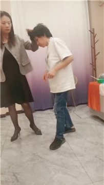 【调教视频】【夸梨】母畜-姐妹花脚下喂食【双视角版】 JS250331-21
