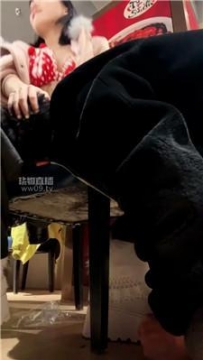 【调教视频】【小骚】桌底视角伺候主子吃饭 JS251207-13