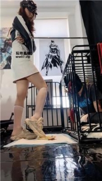 【调教视频】【倪小主】囚禁狗笼-脏鞋白丝踩踏喂食 bf52342