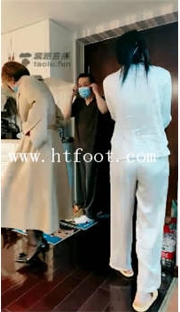 TL18125 美丝大大S闺蜜家狂扇老公耳光逼迫做G惊呆闺蜜24分钟